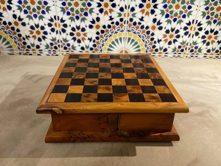 Table noire d’échecs en bois de thuya