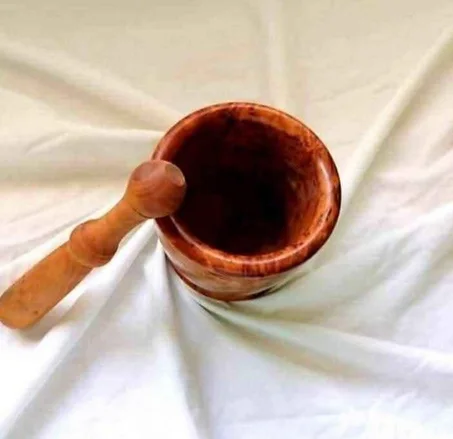 Mortier et pilon en bois de thuya