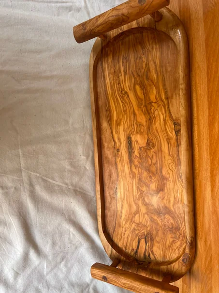 Plateau ovale avec poignée en bois d’olivie