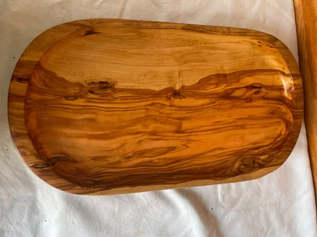 Plateau ovale en bois d’olivier avec pieds