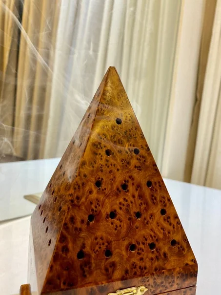 Encensoir en bois de thuya en forme de pyramide