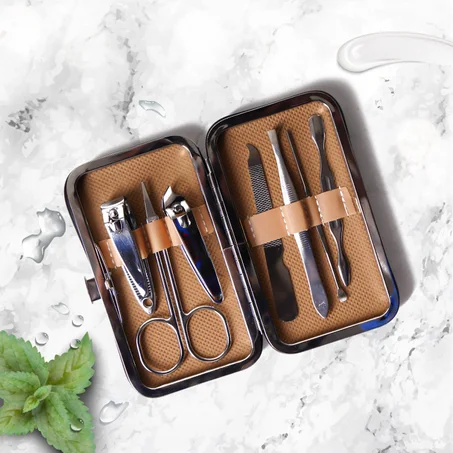 طقم العناية الكاملة 3×1 7 قطع ( باديكير + اذن + حواجب )