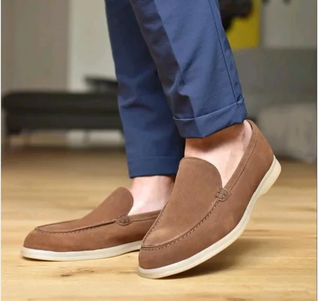 الحذاء الرجالي العصري يضمن لك الأناقة والراحة طوال اليوم.