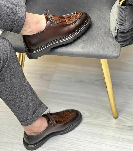 Chaussures noires et marron