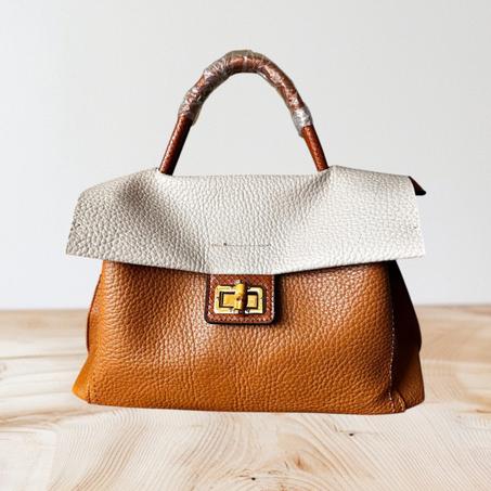 sac à main en cuir couleur cuivre métallisé