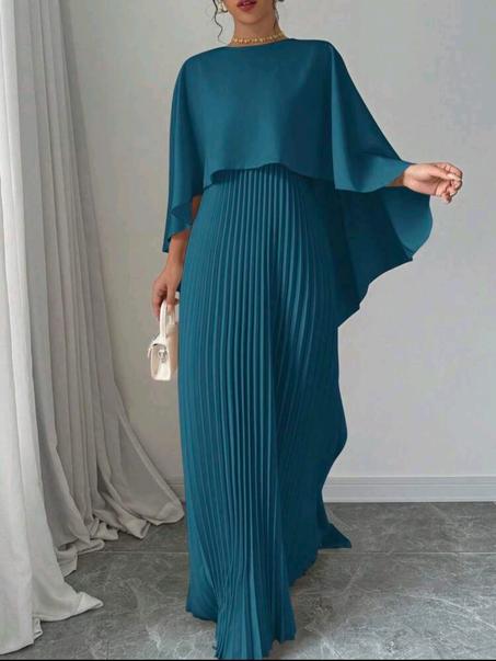 Robe longue avec cape élégante et plis fins