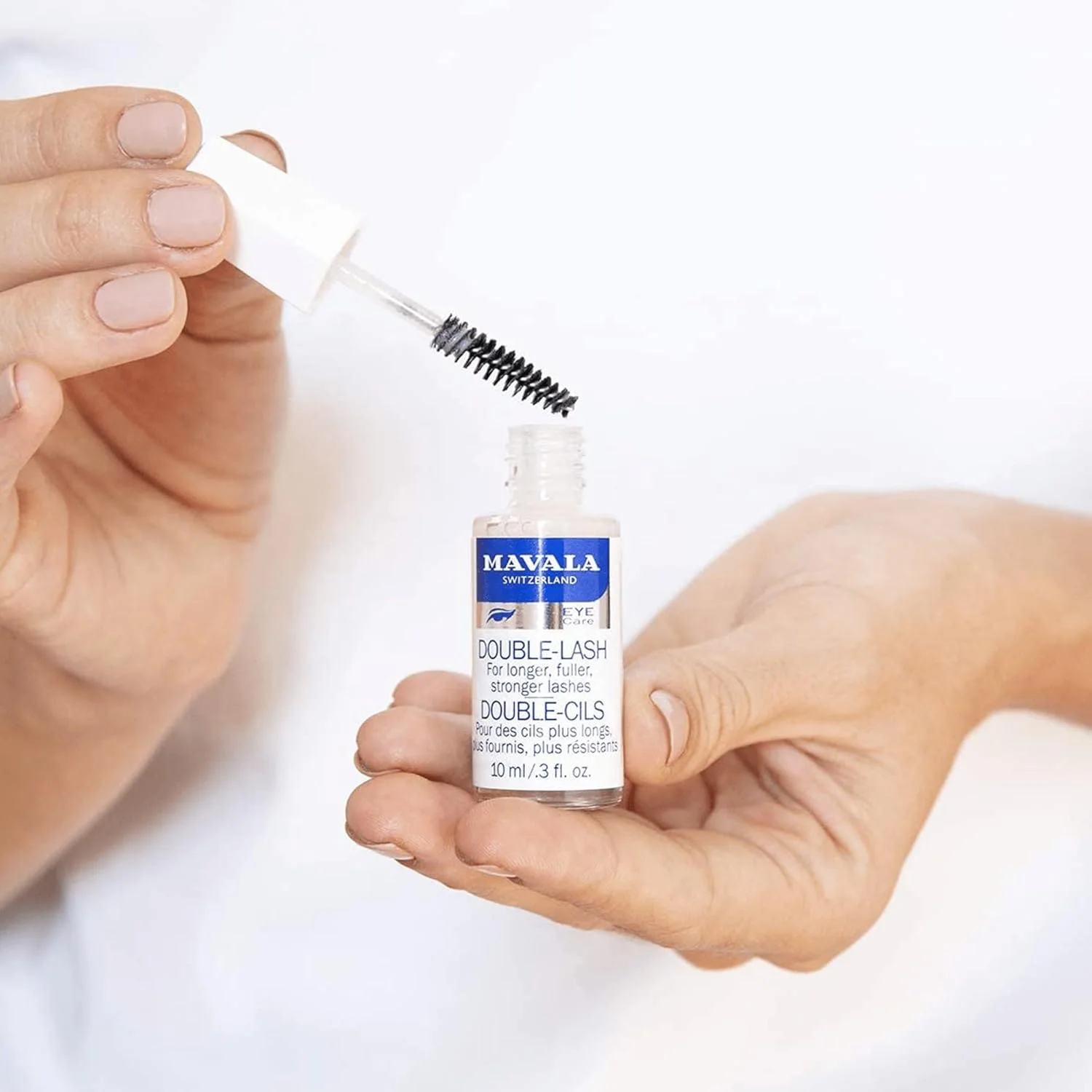 سيروم الذي ينتظره الجميع لتقوية الرموش والحواجب