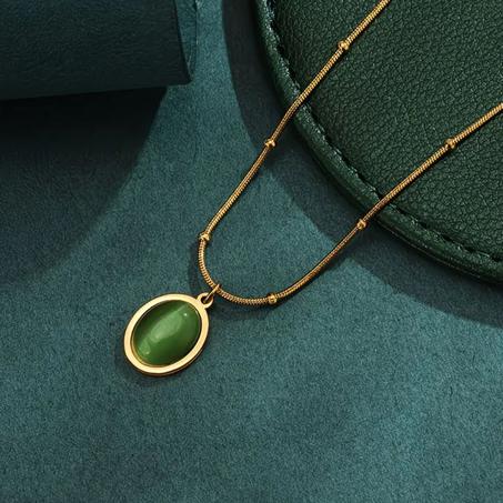 Quand le vert rencontre l’or – Raffinement assuré💚