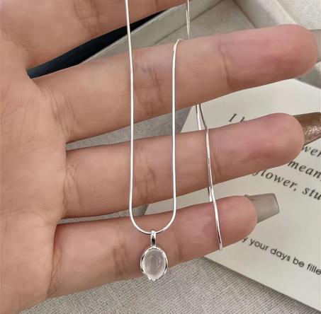 Lueur Blanche – La délicatesse au creux du cou