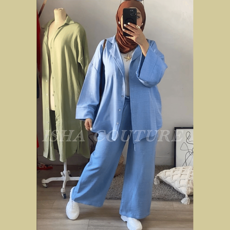 Un ensemble doux et fluide, parfait pour un look à la fois casual et sophistiqué.