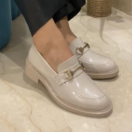 Mocassin Plat élégant  et Confortable avec Boucle doré - Nouvelle collection 2024 - Beige Brillant