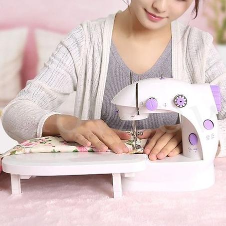 petite machine à coudre + table