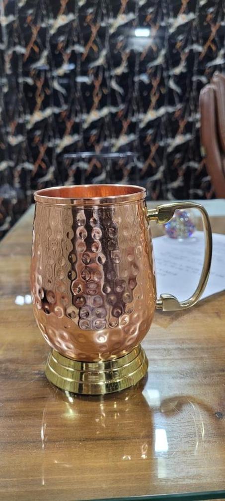 كوب نحاسي بمقبض ومطرقة يدوية وقاعدة ذهبية --- Tasse en cuivre martelée avec poignée et base dorée