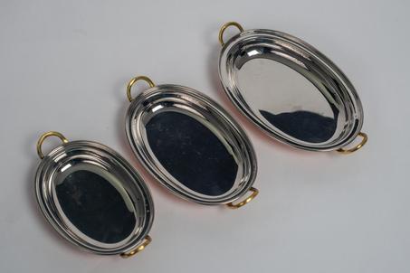 أطباق تقديم بيضاوية من الفولاذ المقاوم للصدأ بمقابض ذهبية --- Plateaux de service ovales en acier inoxydable avec poignées dorées