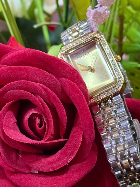 ساعة الجميلات  شانيل 2025