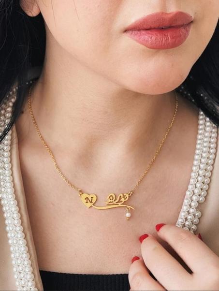 "قلادة باسمك مطلية بالذهب ✨ لمسة أناقة تميزك دائماً."