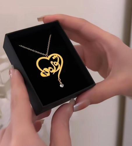 قلادة مطلية بالذهب بتصميم الاسم داخل قلب