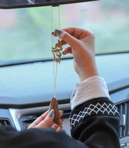 تعليقة عود القماري للسيارة