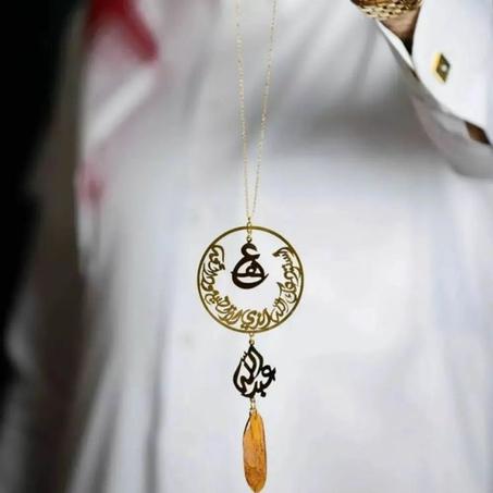 💫 تعليقة سيارة فاخرة – عود قماري طبيعي × تصميم أنيق بالاسم