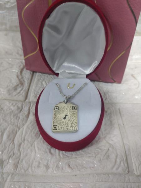 قلادة من الفضة مخصصة باسمك + رمز لأغنيتك المفضلة