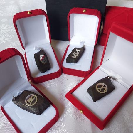 حامل مفاتيح السيارة بالعود القماري بشعار سيارتك من الفضة