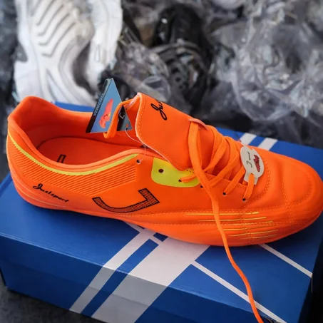 حذاء رياضية بلون برتقالي
