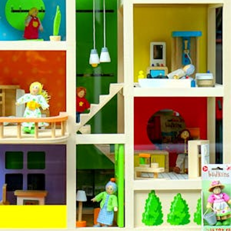 الدمى وأكسسواراتها