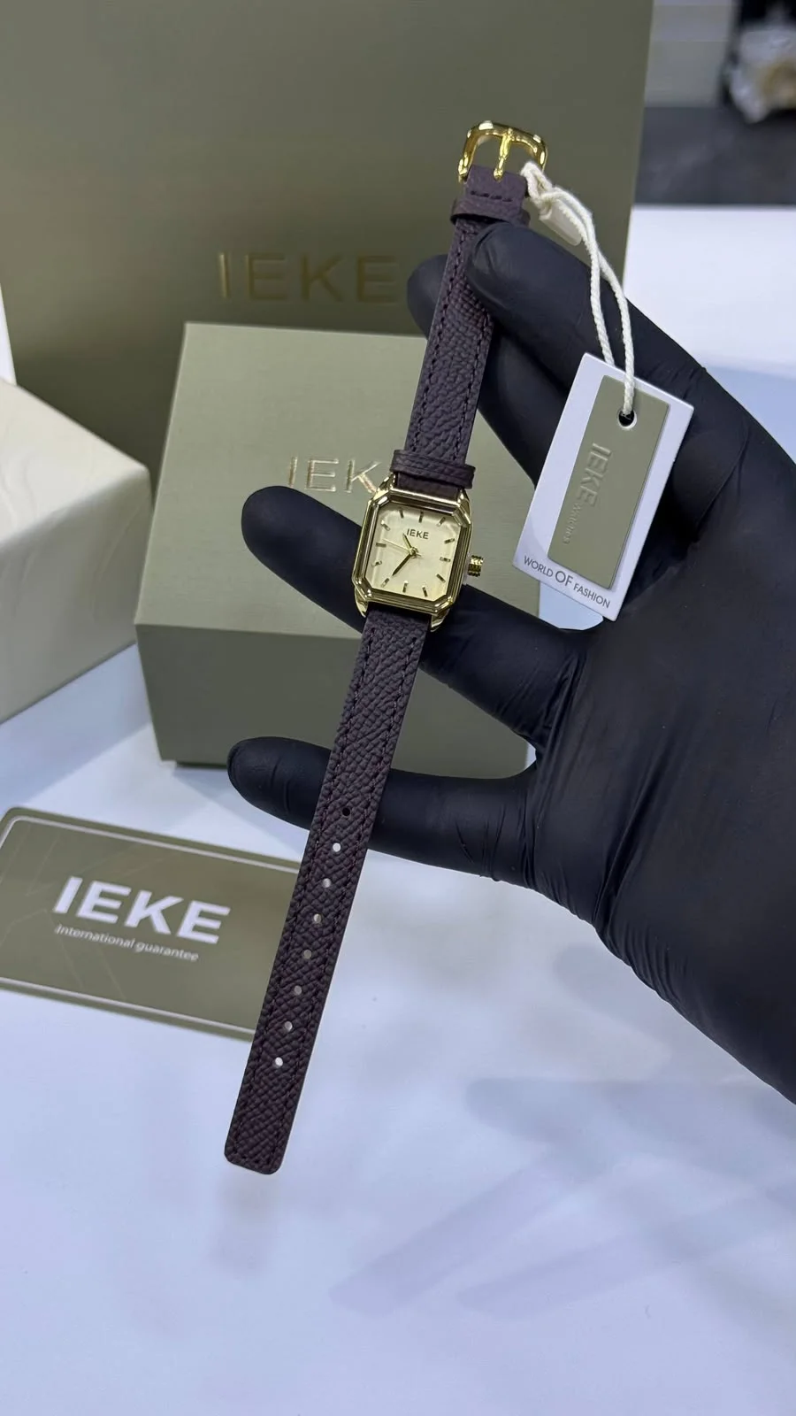 Montre cuir noir finition dorée