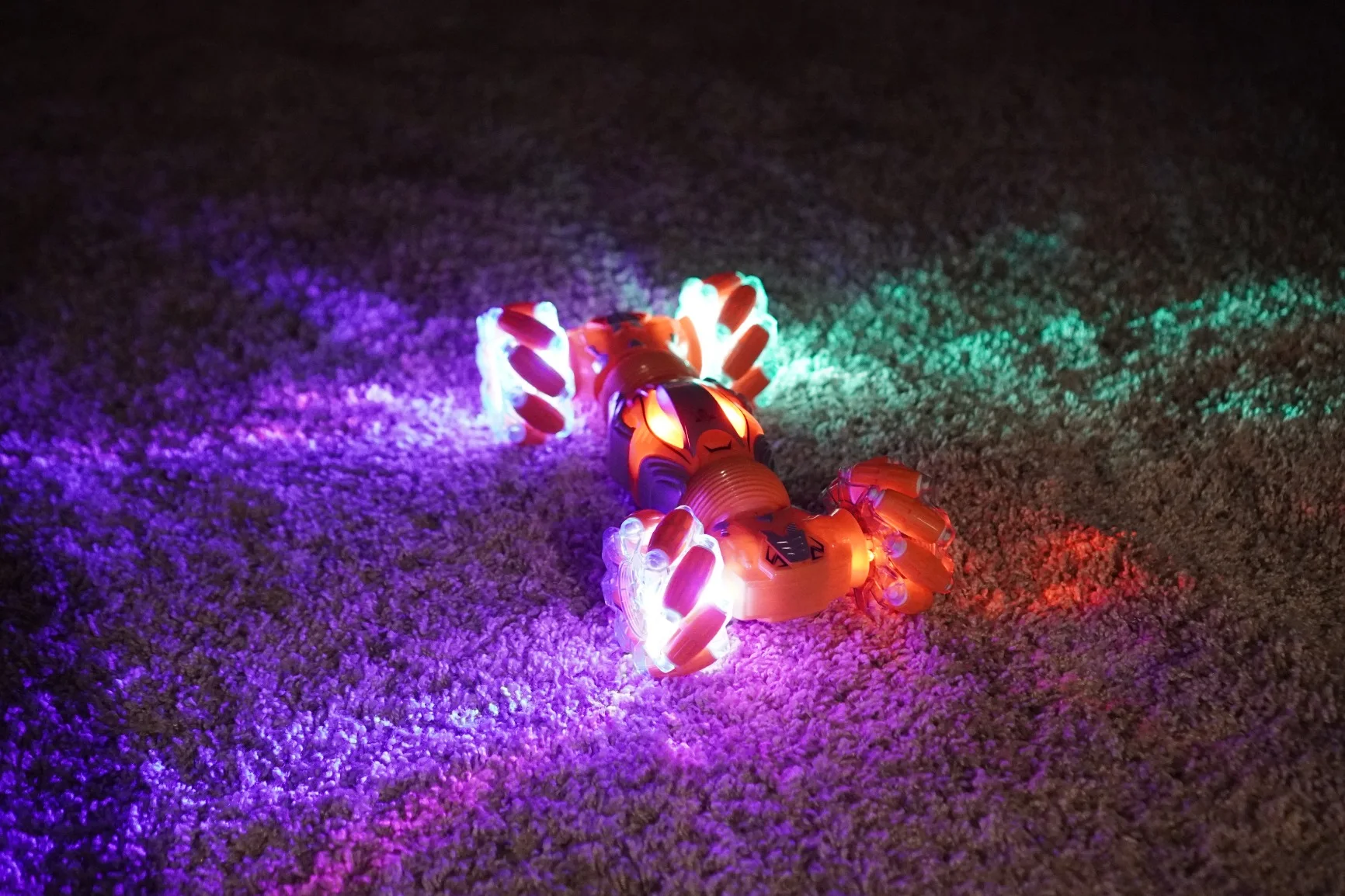 سياراة رباعية الدفع و التحكم عن بعد أو عن  ساعة اليد