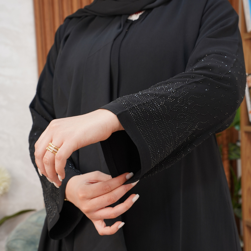 ✨ عباية إماراتية فاخرة مزينة بالستراس مع فولار أنيق ✨