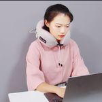 مدلك الرقبة المريح الكهربائي على شكل حرف U وسادة الكتف المحمولة متعددة الوظائف في الهواء الطلق مدلك عنق الرحم