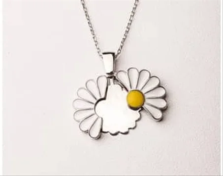 collier fleur de printemp ouverte