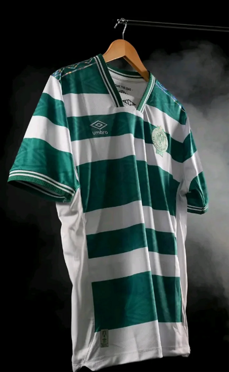 Maillot Raja vert et blanc d'Umbro 24/25