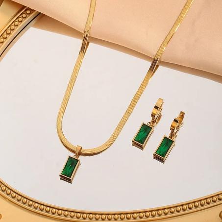 طقم راقـي بزاف: سلسلة و أقراط بتفاصيل فخمة و حجر زمرد أخضر 💚✨
