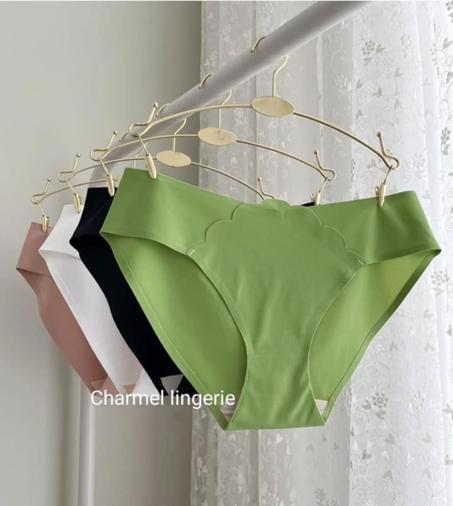 Soutien-gorge et culotte fantaisie européens avec une finition lisse et des découpes modernes, conçues pour offrir un confort optimal et un style raffiné.