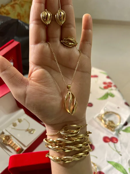 مجوهرات الذهبية طَــقْــمُ الأَنَانَــاس