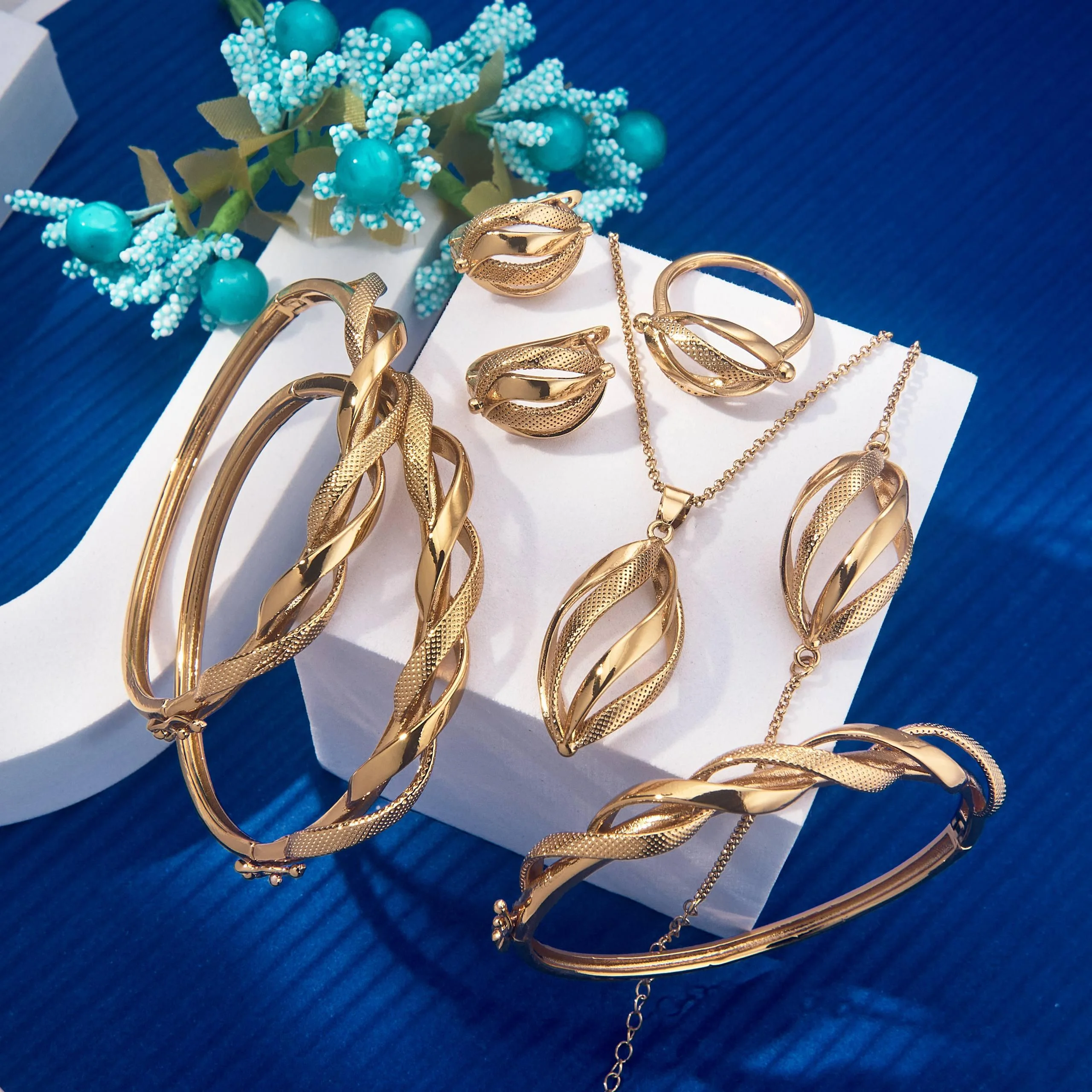 مجوهرات الذهبية طَــقْــمُ الأَنَانَــاس