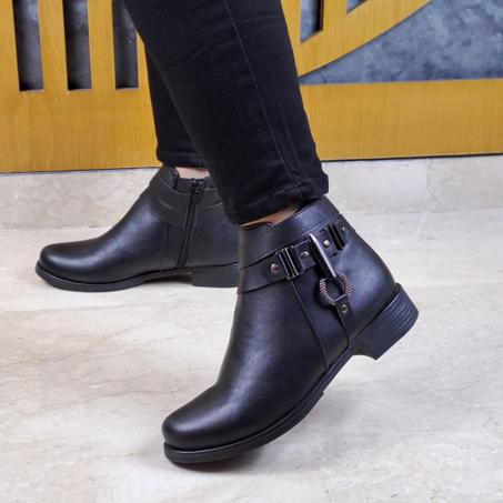 حذاء من الجلد الرطب بكعب مسطح