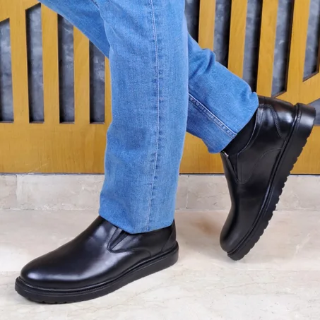 حذاء من الجلد الرطب الناعم