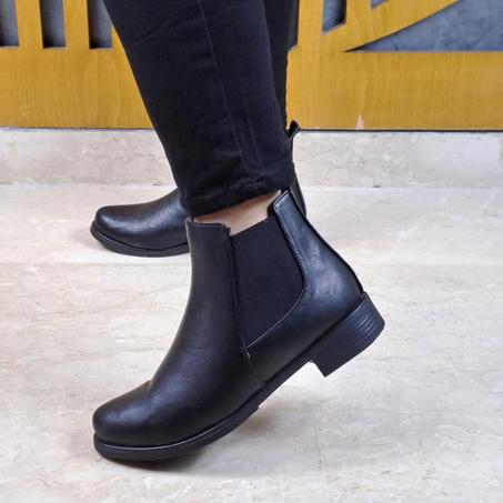 حذاء من الجلد الرطب بكعب مسطح