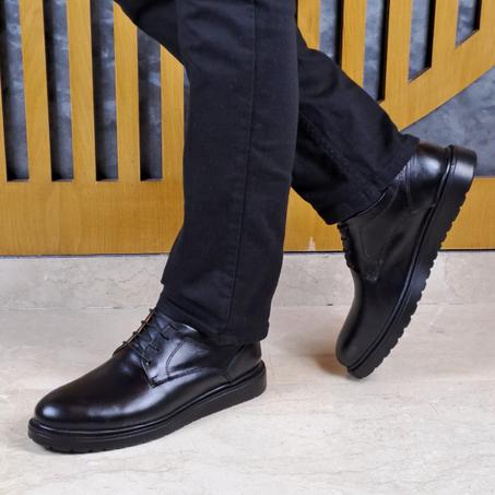 حذاء من الجلد الرطب الناعم