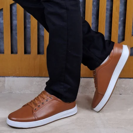 حذاء من الجلد الرطب الناعم