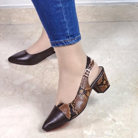 صندل من جلد رطب ناعم و كعب قصير مريح للعمل و المناسبات