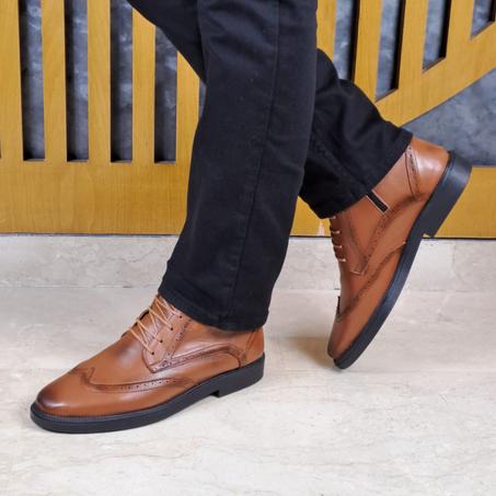 حذاء من الجلد الرطب الناعم