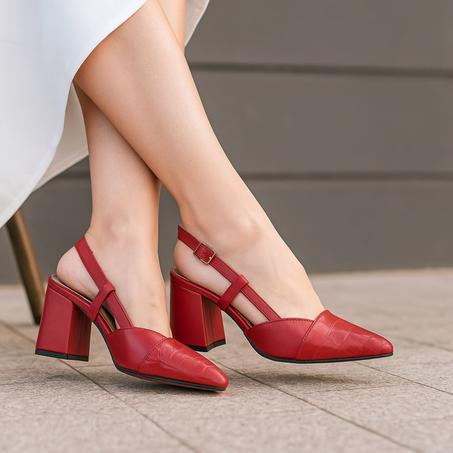 صندل من جلد رطب و كعب مريح