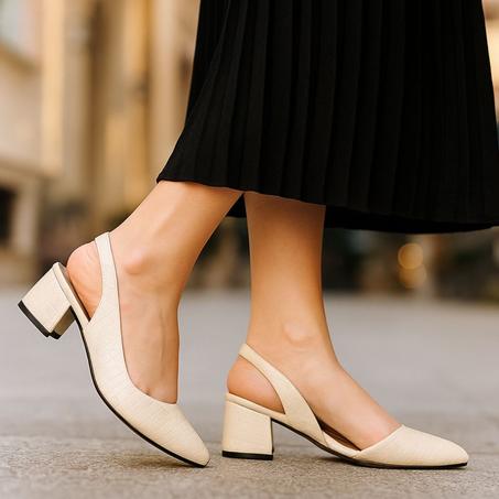 صندل من جلد رطب و كعب مريح