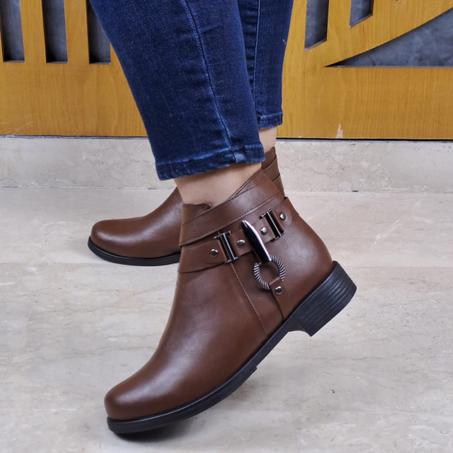 حذاء من الجلد الرطب بكعب مسطح