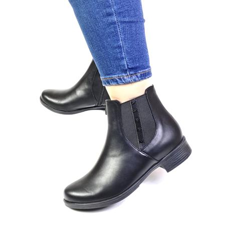 حذاء من الجلد الرطب بكعب مسطح