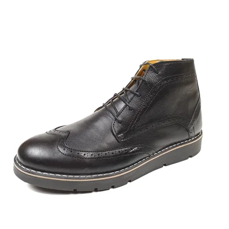 حذاء من الجلد الرطب الناعم