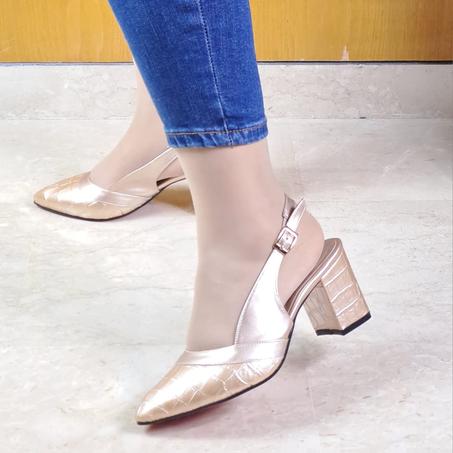 صندل من جلد رطب ناعم و كعب قصير مريح للعمل و المناسبات